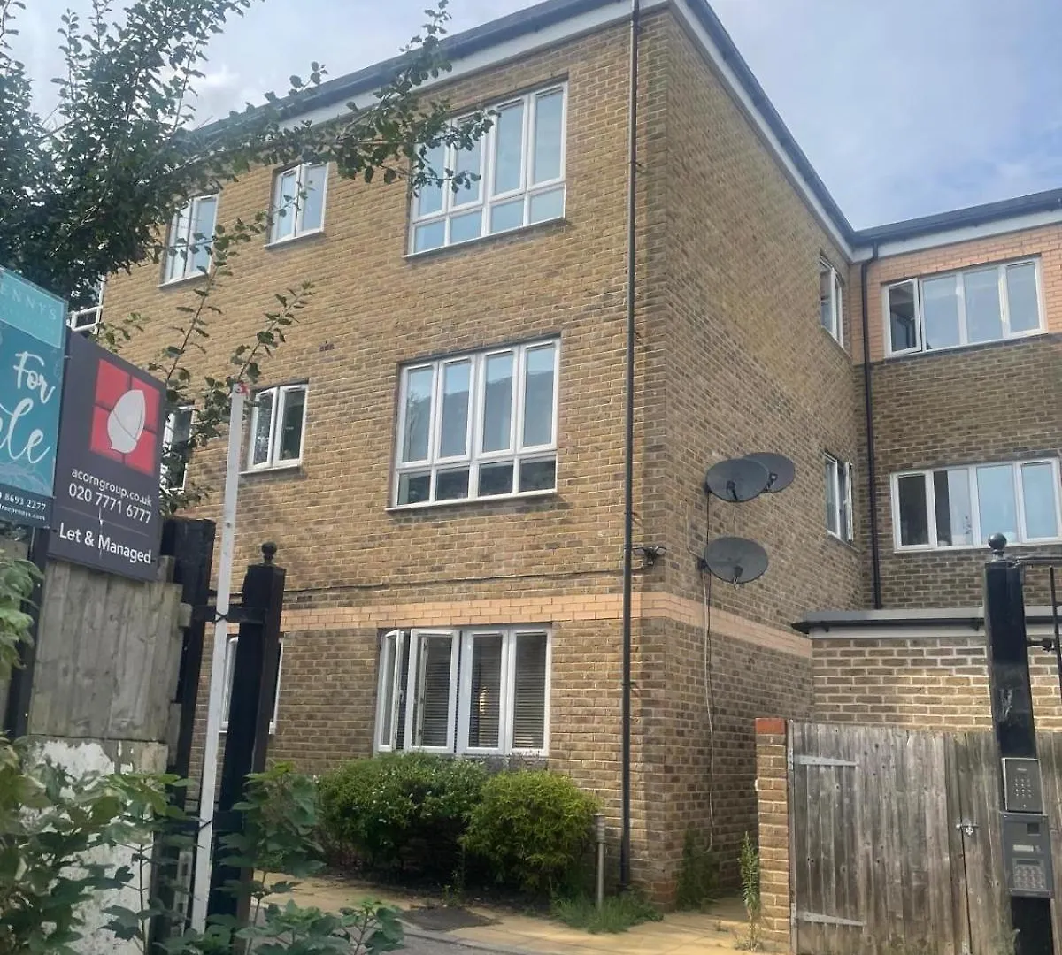 London One Bedroom Apartment In A Gated Community
