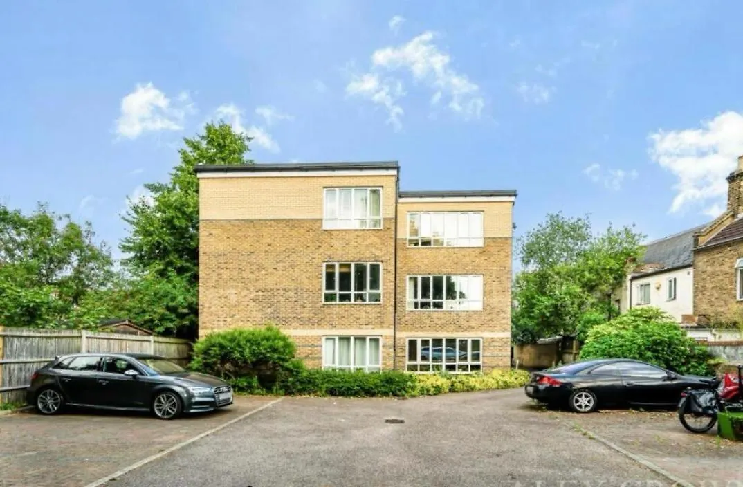 London One Bedroom Apartment In A Gated Community