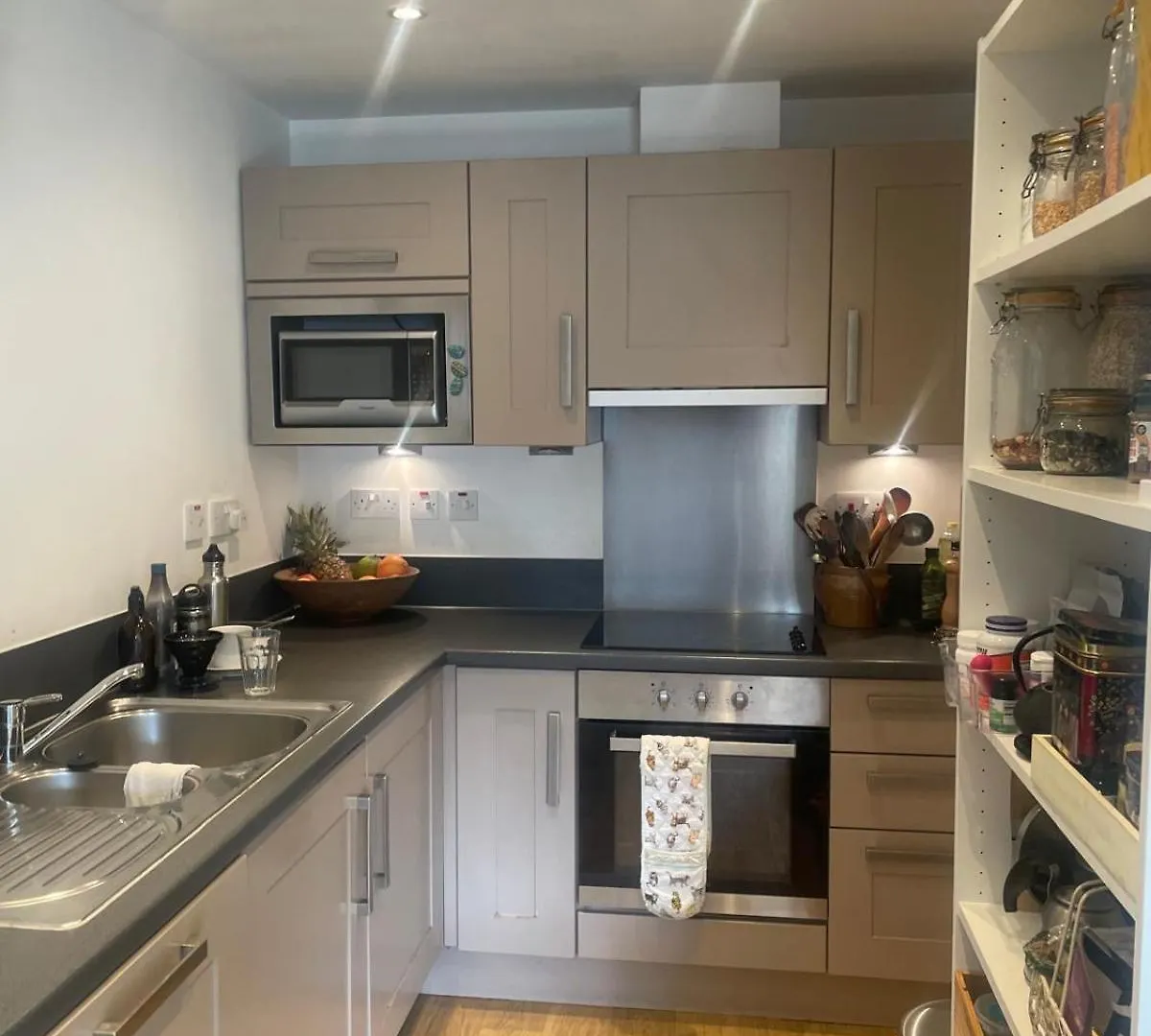 London One Bedroom Apartment In A Gated Community