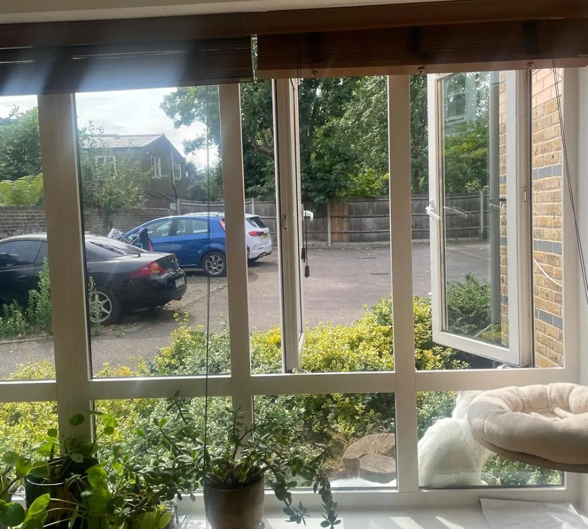 London One Bedroom Apartment In A Gated Community